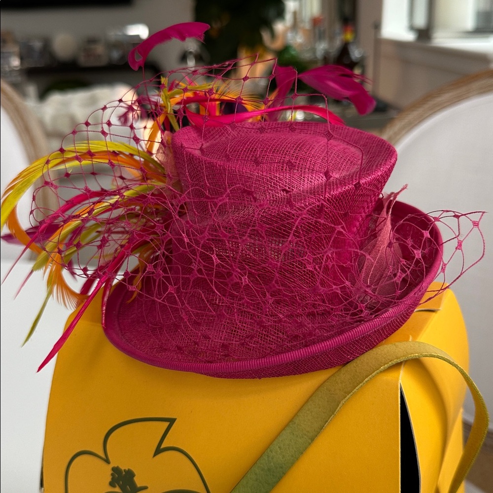 Manuela de los Santos Mini Feathered Hat 👒💅 - Picture 3 of 10